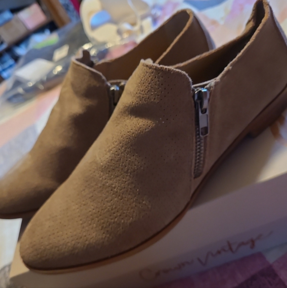 Crown Vintage Flats